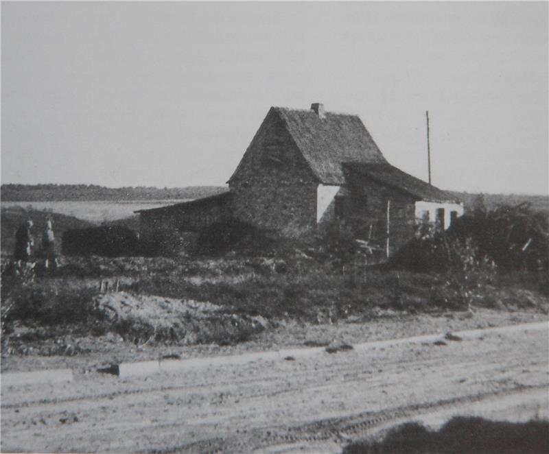 1951 baut der Flüchtling Erich Hinz auf dem alten Wehrmachtsgelände das erste komplette Siedlungshäuschen mit Wohnküche, Schlafzimmer, Vorbau und Dach.Foto Hinz