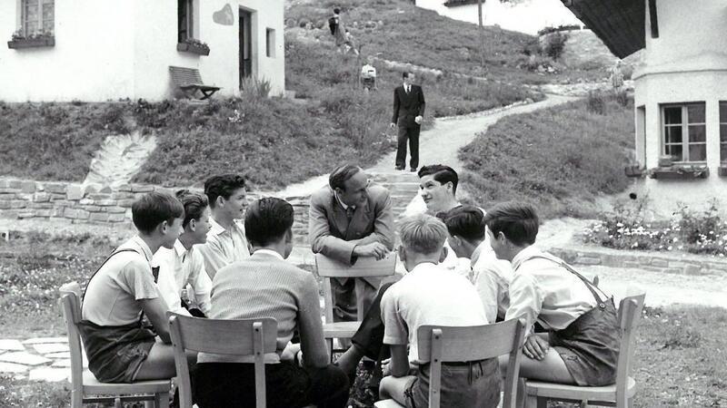 1953: Kinderdorf-Gründer Hermann Gmeiner unterhält sich mit Kindern im ersten SOS-Kinderdorf.