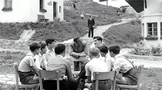 1953: Kinderdorf-Gründer Hermann Gmeiner unterhält sich mit Kindern im ersten SOS-Kinderdorf.