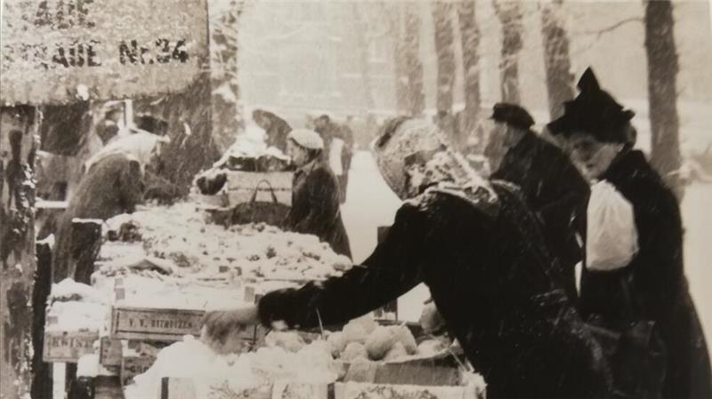 1957 waren Wochenmarktstände unter den Linden am Sande aufgebaut.
