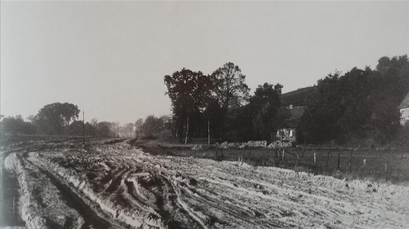 1957 wird die Trasse der heutigen B 73 angelegt. Ein Teil der im Bogen geführten Straße Am Schwarzen Berg wird durch den neuen Trassenverlauf abgeschnitten. Der abgetrennte Teil wird umbenannt in Vor dem Berg.