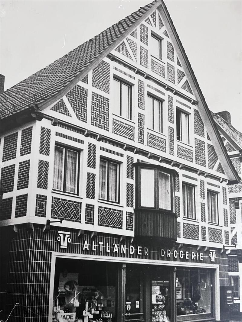1959 wird das Gebäude der Altländer Drogerie im Fachwerk-Stil aufgestockt.