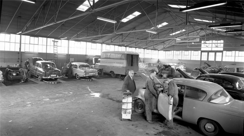 1960: Blick in die Werkstatt von Opel Brunsen.