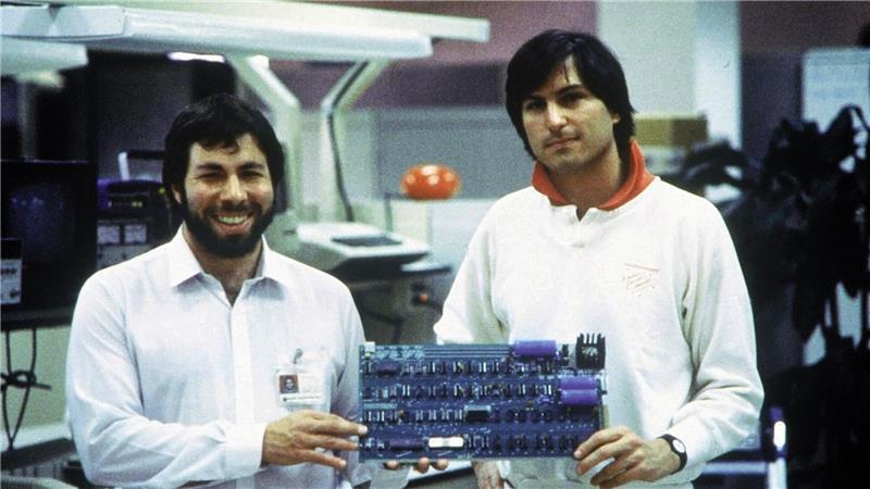 1976: Das erste Apple-Produkt - der Apple I - wurde von Steve Wozniak (l) entworfen. Rechts: Steve Jobs. 