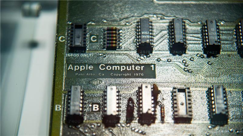 1976: Der Apple I wurde noch ohne ein Gehäuse oder eine Tastatur ausgeliefert. 