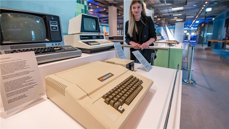1977: Vom Apple II - dem Meisterstück von Steve Wozniak - wurden über 6 Millionen Exemplare verkauft. 