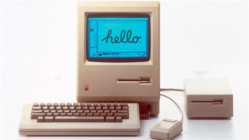 1984: Der erste Apple Macintosh wurde von Apple-Mitbegründer Steve Jobs im Januar 1984 der Öffentlichkeit vorgestellt.