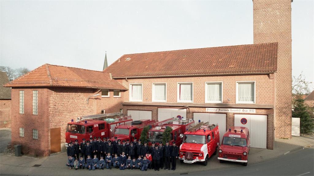 1989: Die Feuerwehr Harsefeld mit Fahrzeugen vor dem Turm und Aufenthaltsräumen....