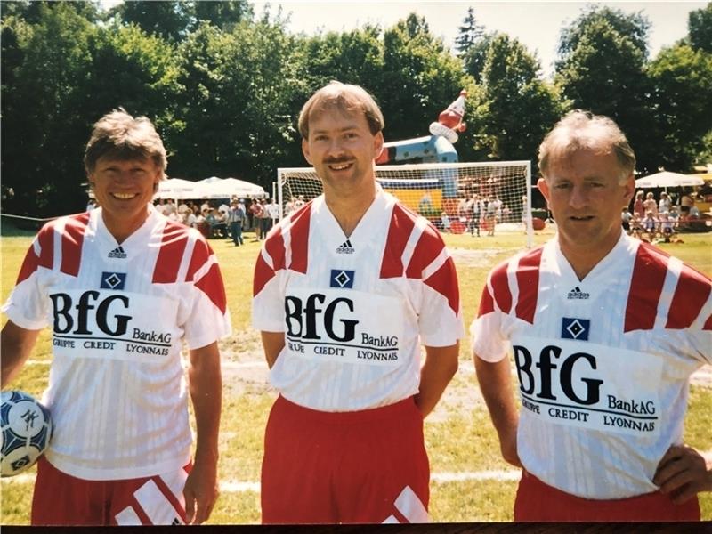 1994 kickte Sönke Hartlef an der Seite von HSV-Legenden wie Peter „Eiche“ Nogly (links) und Casper „Cappi“ Memering (rechts) in Zarrentin. Kreisklassen-Spieler Hartlef musste sogar Autogramme schreiben.