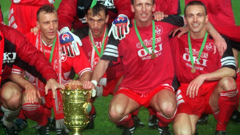 Pokal-Highlights des FCK: Triumph 1996 als Absteiger 1996 reiste Kaiserslautern, eine Woche zuvor zum ersten Mal aus der Bundesliga abgestiegen, als Außenseiter in die Hauptstadt und gewann den Pokal.