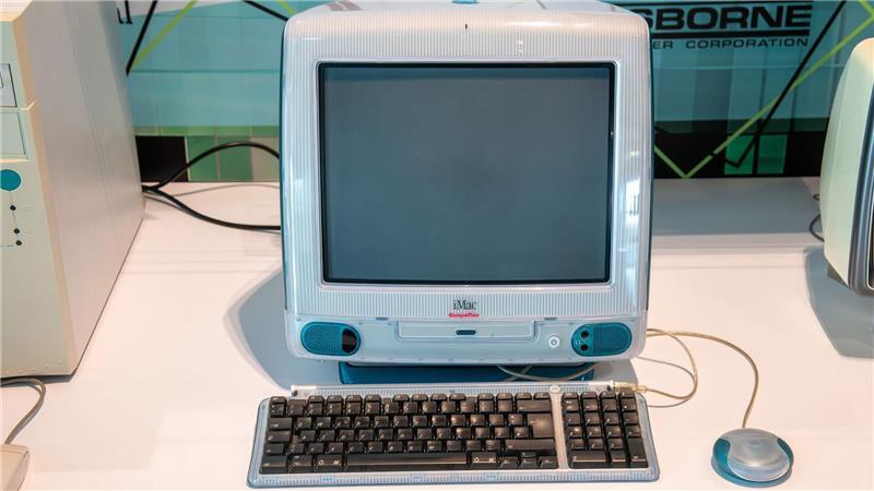 1998: Der kommerzielle Erfolg des ersten iMacs rettete Apple vor dem Konkurs. 