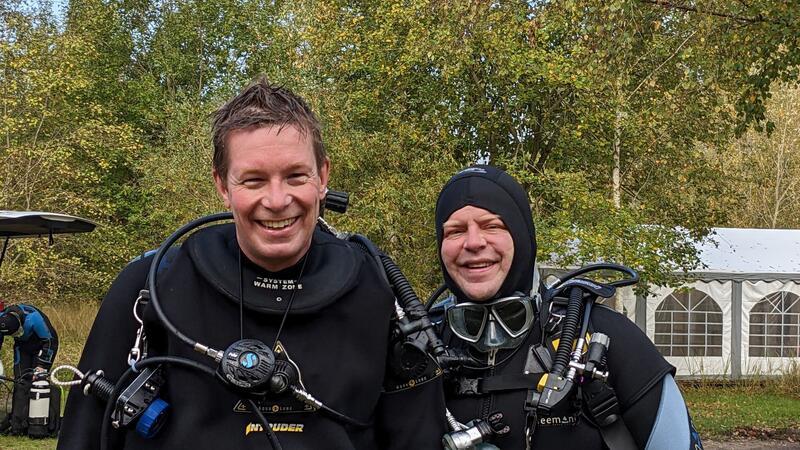 Buxtehudes eiskalte Typen locken auf den Weihnachtsmarkt 1.Vorsitzender Tim Brunckhorst (links) und 2. Vorsitzender Sven Eggers am Kreidesee in Hemmoor. Regelmäßig trainert der TC Seeigel in dem Gewässer.