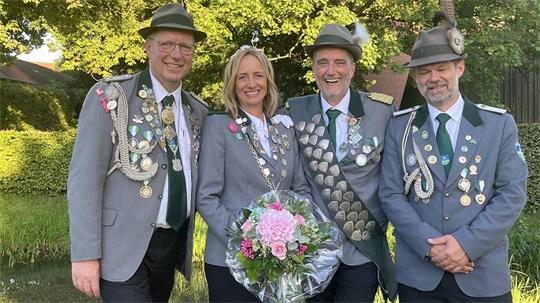 2. Adjutant Peter Grothmann, Königin Annick Schwedewsky, König Nils Raether und 1. Adjutant Mike Müller nach der Proklamation 2025 in Bützfleth.