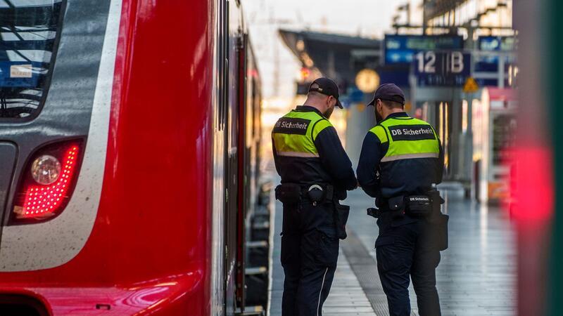 3000 Übergriffe auf Bahn-Angestelle - Gewerkschaft befürchtet EM-Chaos „20 Prozent pauschal mehr Sicherheitspersonal reicht meines Erachtens nicht“, sagt der EVG-Vorsitzende Martin Burkert mit Blick auf die bevorstehende Fußball-EM in Deutschland.