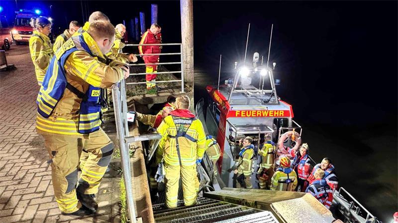 20 Rettungskräfte der Stader Feuerwehr und der DLRG waren am Donnerstagabend in Stadersand im Einsatz.