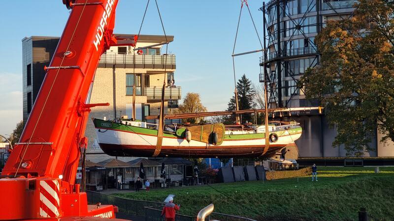 Spektakuläre Aktion in Stade: Ewer Willi ist zurück 20 Tonnen schwer: Ewer Willi wurde mithilfe eines Krans vom Stadthafen über die Hansestraße in den Alten Hafen gehievt.