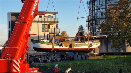 20 Tonnen schwer: Ewer Willi wurde mithilfe eines Krans vom Stadthafen über die Hansestraße in den Alten Hafen gehievt.