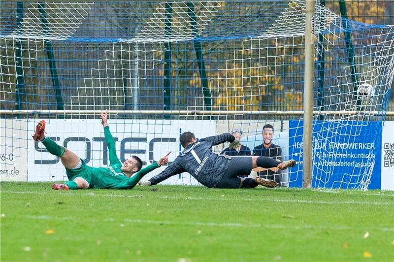 2:0 für Elstorf: Fynn Linzer feiert , während Torwart Fabian Klinkmann dem Ball hinterherrutscht. Foto: Struwe