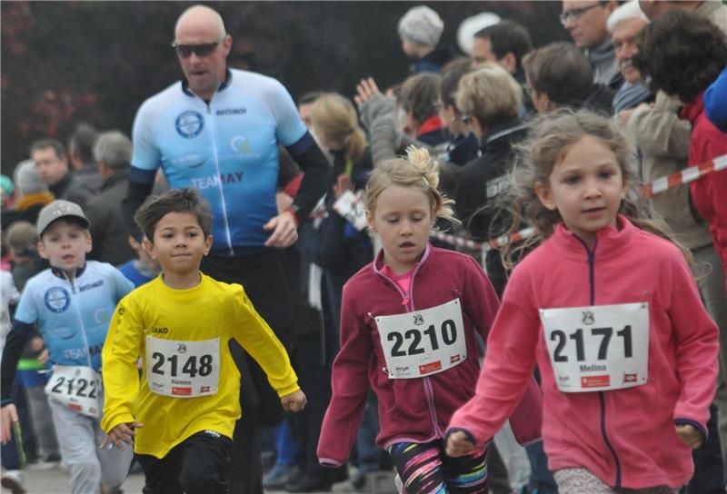 200 Kinder starteten am Sonntag beim Altländer Butterkuchenlauf in Jork. Fotos Wahba