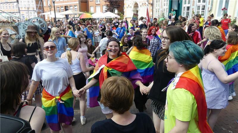 200 Menschen im Zeichen des Regenbogens beim CSD 2022.