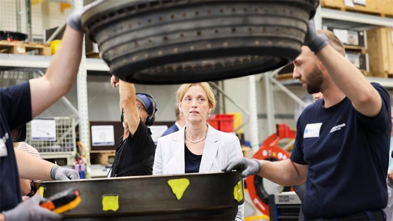Prien sieht in der Luftfahrt Chancen für Azubis 200 Quereinsteigerinnen und Quereinsteiger lernen derzeit bei der Lufthansa Technik Hamburg.