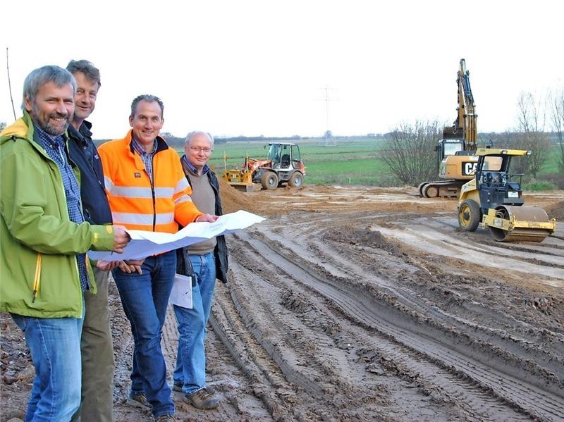 2000 Kubikmeter Sand werden auf dem Moorgrundstück am Wiesenweg verteilt: Die Pläne für den Bau der „Park + Ride“-Anlage in Agathenburg haben Gerd Allers, Thorsten Milter, Thomas Schmidt und Gerhard Fitschen (von links). Foto Lohmann