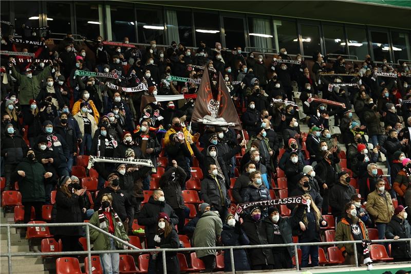 2000 Zuschauer sind derzeit im Millerntor-Stadion des FC St. Pauli zugelassen. Foto: dpa-Bildfunk