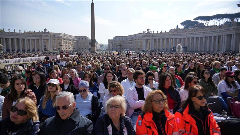 Papst Franziskus zeigt sich überraschend auf dem Petersplatz 20.000 Gläubige waren zu einer Messe für die Kranken gekommen.