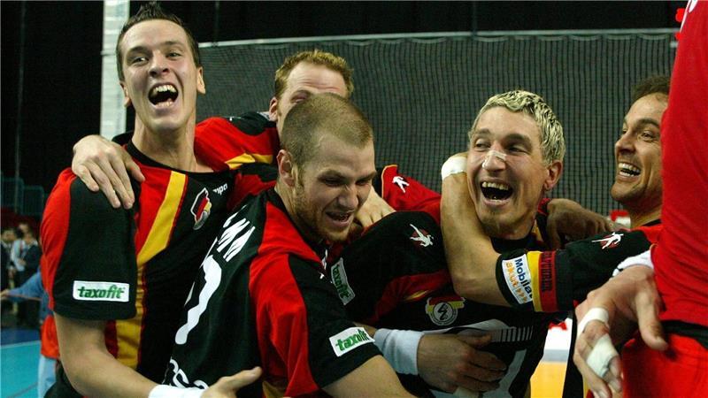 2003 durften die DHB-Spieler um Stefan Kretzschmar (r) den Halbfinalsieg gegen Frankreich bejubeln. (Archivbild)
