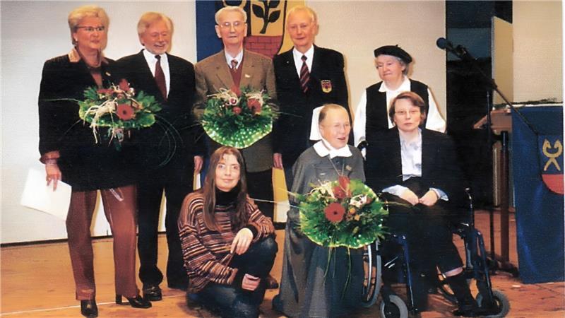 2003 erhielt Heidi Ritter (links) für ihr Engagement die Ehrennadel der Stadt Buchholz.