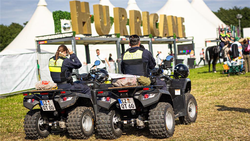 20.06.2024, Niedersachsen, Scheeßel: Einsatzkräfte der Polizei patrouillieren mi...