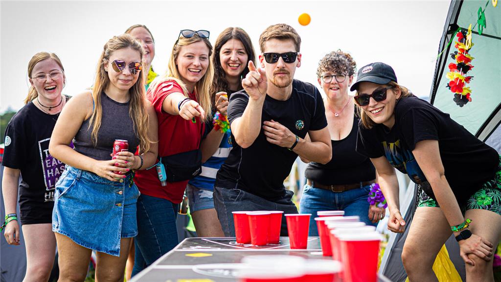 20.06.2024, Niedersachsen, Scheeßel: Festivalbesucher spielen auf dem Zeltplatz ...
