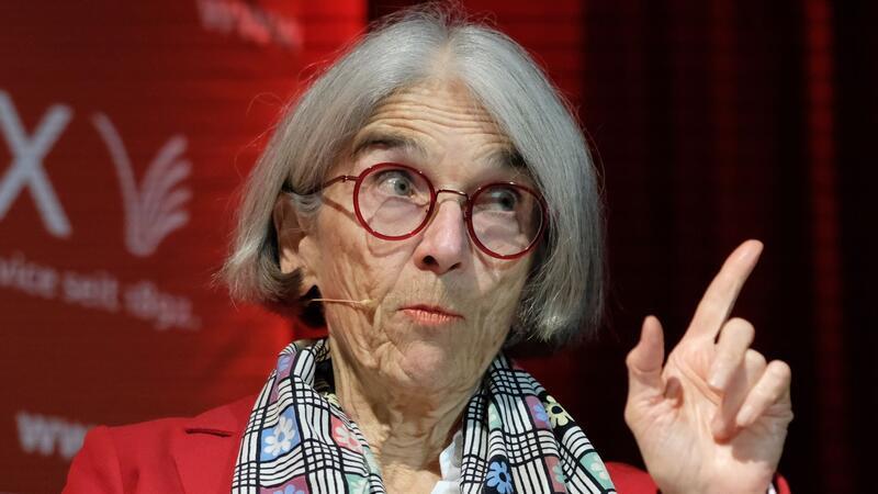 Donna Leon hält wenig von Eintrittsgebühr in Venedig 2007 floh Donna Leon vor den immer größeren Touristenströmen in Venedig und siedelte in die Schweiz über.