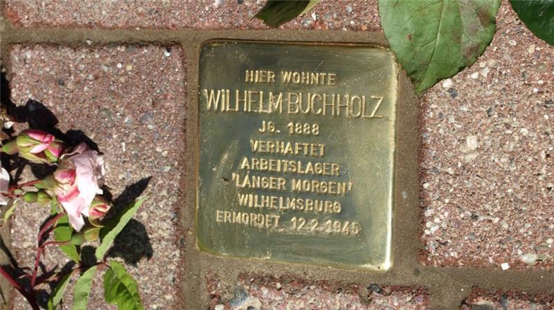 Tod im Horneburger KZ: Gisela Gruber starb mit nur 16 Jahren 2009 wurde in Neuenfelde der erste Stolperstein des Alten Landes verlegt. Er erinnert an Wilhelm Buchholz. Der Handwerker bot den Nazis die Stirn, er starb im Februar 1945 in einem Arbeitslager in Wilhelmsburg. Er hatte sich gewehrt, Waren für den Krieg herzustellen und bei Festumzügen die Hakenkreuzfahne zu hissen.