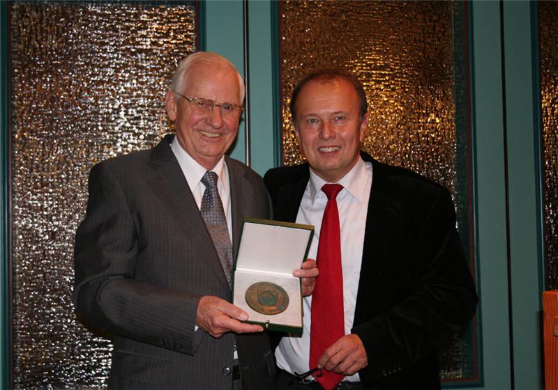 2010 wurde Frank Heinrich (links) der Ehrentaler der Samtgemeinde Horneburg verliehen. Geehrt wurde er vom Bürgermeister Gerhard Froelian. Archivfoto: Lohmann