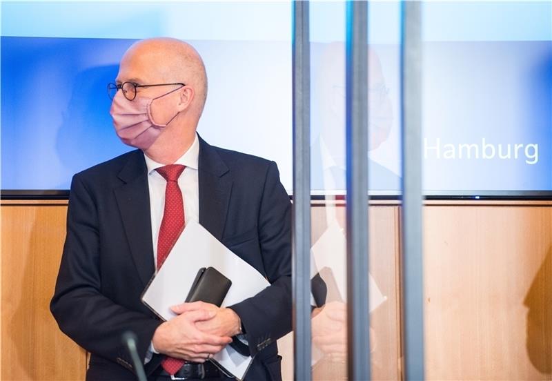 20.10.2020, Hamburg: Peter Tschentscher (SPD) trägt im Rathaus während einer Pressekonferenz seine Mund-Nasen-Bedeckung. Der Senat hat am Mittag über die neuesten Entwicklungen in der Corona-Pandemie informiert. Foto: Daniel Bockwoldt/dpa +