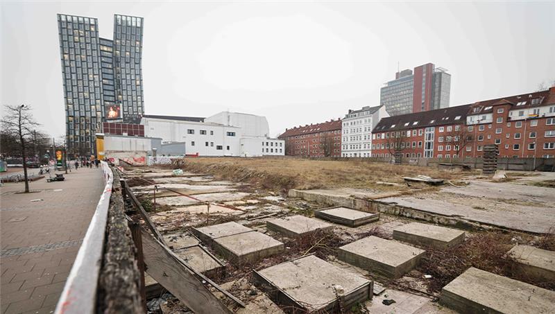 Beim Paloma-Viertel auf St. Pauli herrscht weiterhin Stillstand 2014 wurden die berühmten Esso-Häuser an der Hamburger Reeperbahn abgerissen, seitdem liegt das Areal brach. Foto: Christian Charisius/dpa