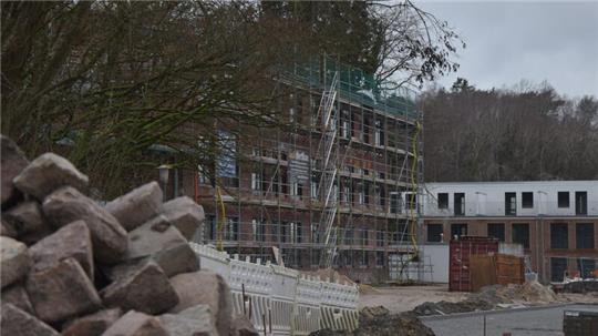 2016 gab es erste Pläne für den Umbau der Nussfabrik in Dollern, derzeit laufen die Arbeiten. Hinten links ist das Projekt "Wohnen an der Bahn" zu sehen.
