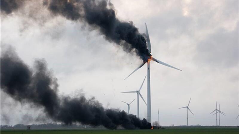 Windkraftanlage brennt über Nacht in Drochtersermoor 2016 war in einem Windpark in Oederquart ein Windrad in Brand geraten.