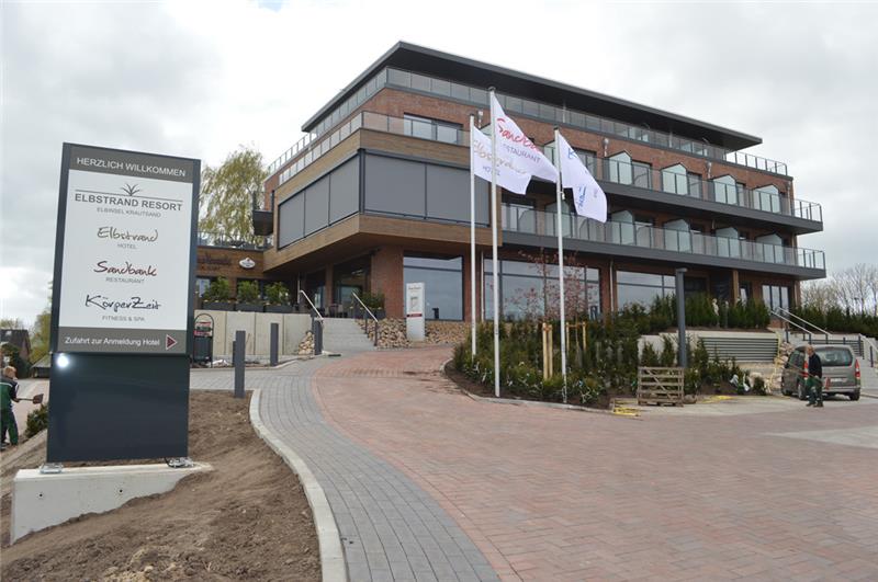 2016: Vier Tage vor der Eröffnung des touristisch attraktiven Elbstrand Resorts auf Krautsand hatte die Stader Staatsanwaltschaft Anklage gegen einen illustren Personenkreis erhoben. Foto: Archiv