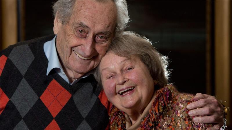 Volksschauspieler Walter Schultheiß stirbt 101-jährig 2017 war Schultheiß mit seiner Frau Trudel Wulle im Kinofilm „Laible und Frisch – Do goht dr Doig“ zu sehen. (Archivbild)