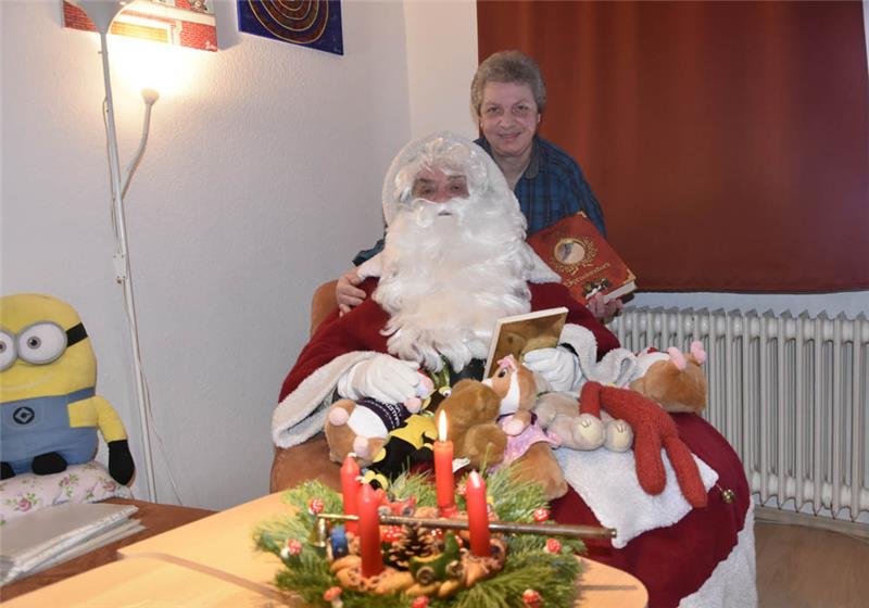 2018: Peter (mit Ehefrau Rita) ist der dritte Weihnachtsmann der Familie Jürgens. Foto: Felsch