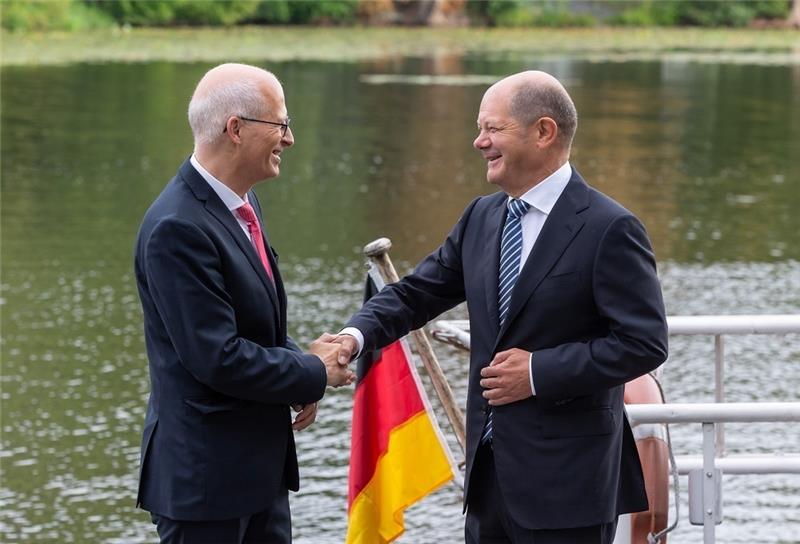 2018 in Hamburg: Peter Tschentscher (SPD, links), Hamburgs Erster Bürgermeister, gibt vor einem Finanzministertreffen dem damaligen Bundesfinanzminister Olaf Scholz (SPD) die Hand. Foto: Ulrich Perrey/dpa