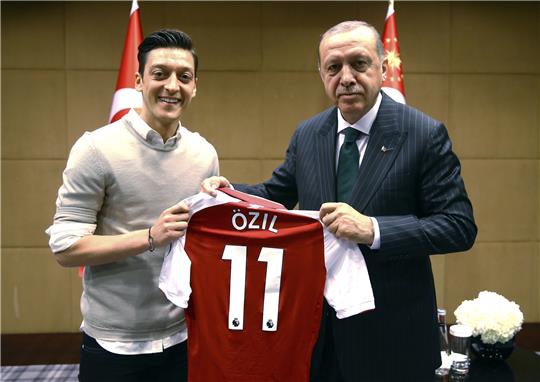 2018 sorgte Mesut Özil vor der WM für Aufsehen. Foto: -/Pool Presdential Press Service/AP/dpa