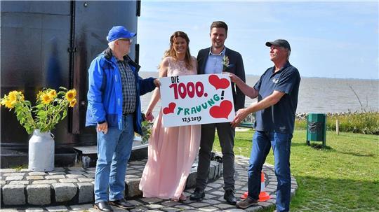 Das Brautpaar Berit Hachmann und Marcel Bursky 2019 vor dem kleinen Preußen in Wremen.