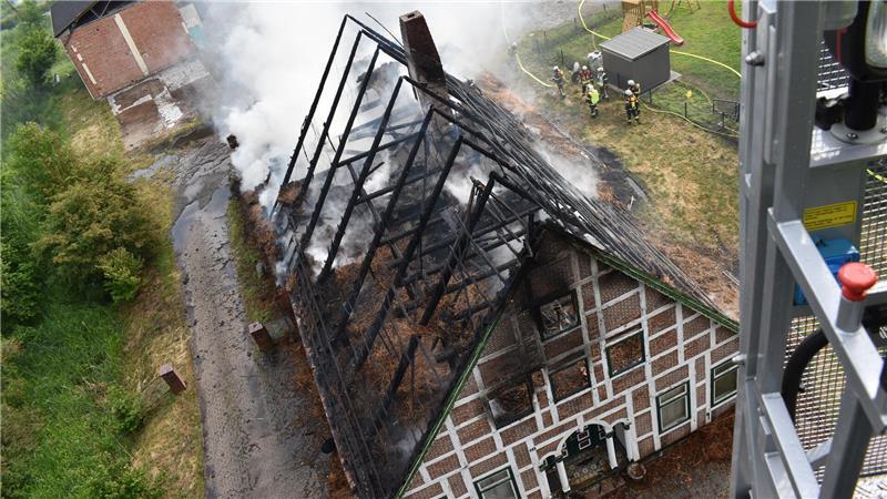 2020: Blick aus dem Drehleiterkorb auf die Ruine: Das Haus „Westerladekop 113“ ist einsturzgefährdet.