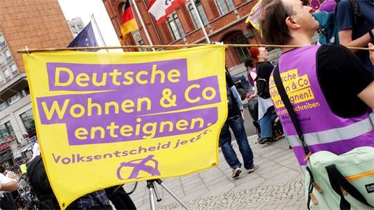 2021 hatte sich eine Mehrheit bei einem Volksentscheid für die Vergesellschaftung großer Wohnungsunternehmen ausgesprochen. (Archivbild)