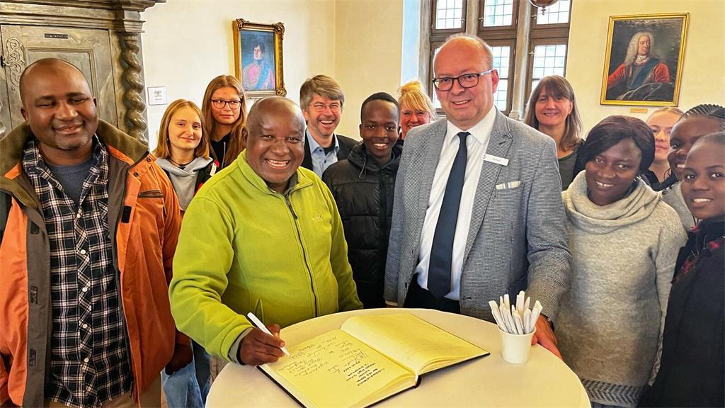 2022: Hartlef empfängt im Rathaus Schülerinnen und Lehrkräften der Msiteli High ...
