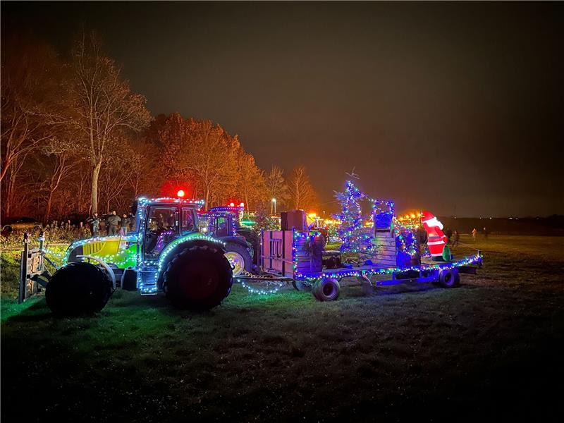 Lichterfahrt auf der Geest: 60 Landwirte demonstrieren bunt 2022 beteiligten sich Landkreis Stade rund 60 Landwirte an den beliebten Lichterfahrten. Foto: Hendrik Hauschild