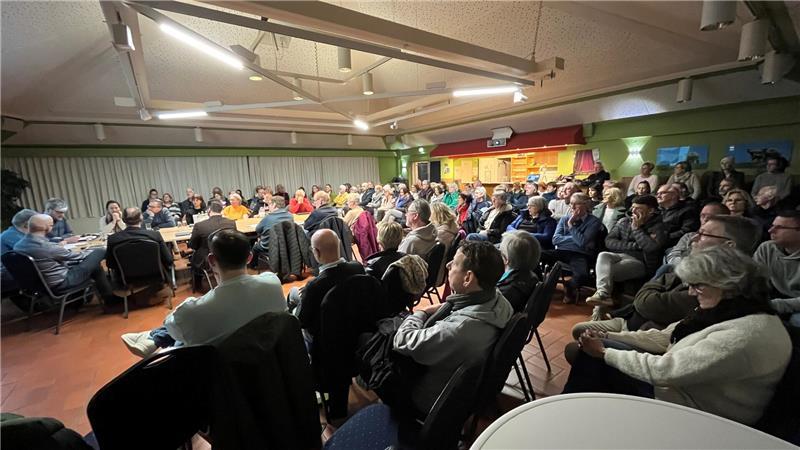 2022 nahmen rund 100 interessierte Bürger an einer Sitzung des Bauausschusses zur L140 teil.